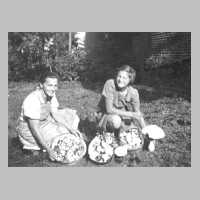 087-0008 Die gesammelten Champignons eines Morgenspazierganges ueber die Weiden. Helene Stoermer mit ihrem Ferienkind.jpg